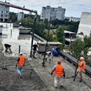 У Харківській міськраді показали, як відновлюють обстріляну росіянами багатоповерхівку на Салтівці (Фото)