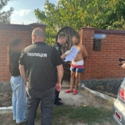 У Харкові батько з сином за гроші допомагали зняти чоловіка з військового обліку