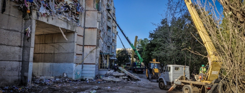 У Харкові продовжують розбирати завали 9-поверхівки, куди влучила російська авіабомба