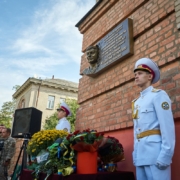 У Харкові відкрили меморіальну дошку хірургу Владиславу Титаренко, який рятував поранених містян і військових