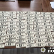 У Києві таксист привласнив $30 000 доларів, які пенсіонер забув у авто