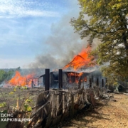 У Куп’янську через обстріли росіян палали будинки