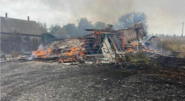 На Чернігівщині росіяни влучили в газовоз: загорілися будинки, серед загиблих — дитина