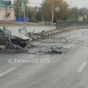 У Харкові легковик протаранив огорожу на проспекті (Відео)