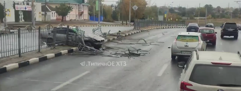 У Харкові легковик протаранив огорожу на проспекті (Відео)