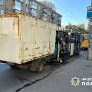 У Києві вантажівка в’їхала в салон маршрутки з пасажирами (Фото. відео)