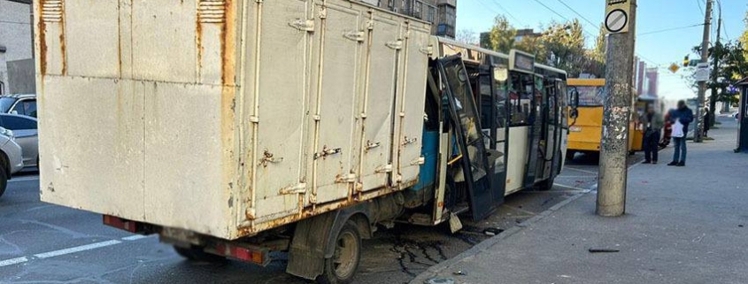 У Києві вантажівка в’їхала в салон маршрутки з пасажирами (Фото. відео)