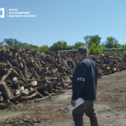 Злочинці замість дров для ЗСУ купили собі нерухомість та елітні радянські авто