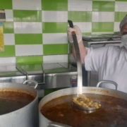 У Харкові роздають гарячі обіди: їжу може отримати кожен