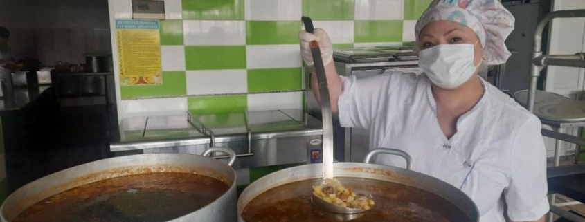 У Харкові роздають гарячі обіди: їжу може отримати кожен