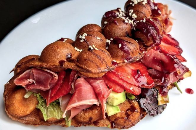 Обзор кофейни Wafflesland: гонконгские вафли в Харькове