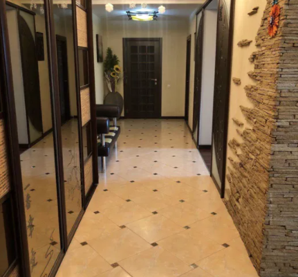 5-кімнатна гостинка, П.Поле