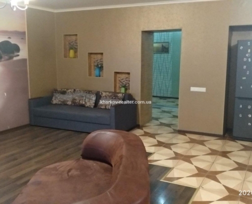 5-кімнатна гостинка, П.Поле