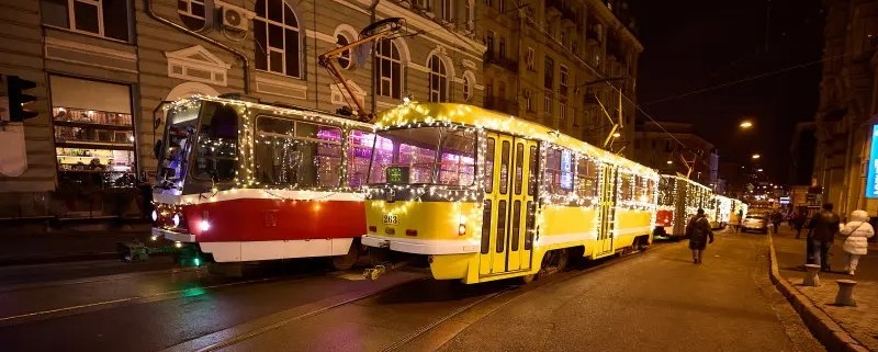 По Харкову почали курсувати новорічні трамваї