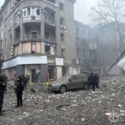 Російські військові завдали ракетного удару по густонаселеному центру Харкова: що відомо (ФОТО, ВІДЕО)