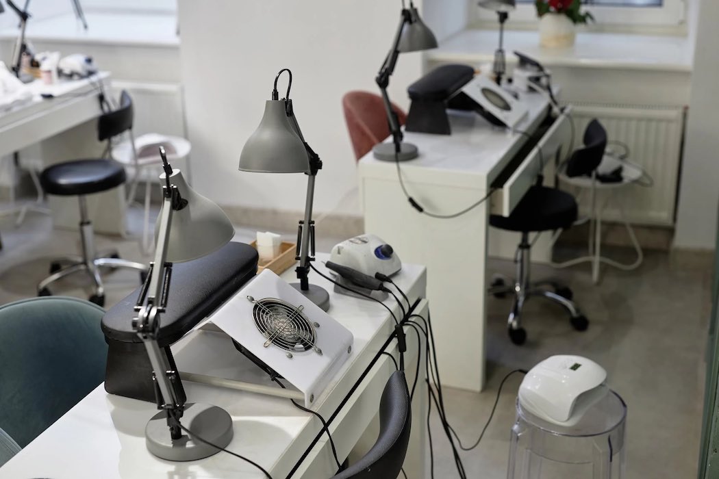 Комфортний стілець для майстра манікюру та педикюру: маленька деталь, яка змінює якість роботи